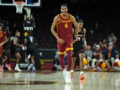 USC dá as boas-vindas à Divisão. III Santa Cruz no lugar de Brown