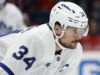 A estrela do Maple Leafs, Auston Matthews (parte inferior do corpo), considerada cotidiana