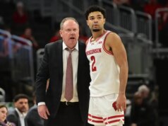 Wisconsin usa profundidade para derrubar a difícil região central de Michigan