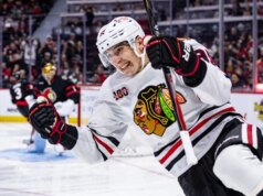 Skidding Blackhawks tenta ‘retroceder’ contra Flyers