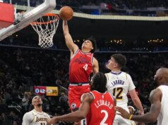 Clippers derrotam Lakers, interrompem 3 derrapagens; Luka Doncic machuca a perna