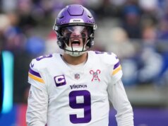 QB JJ McCarthy eliminado (mão) contra Leões