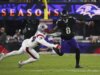 Ravens QB Lamar Jackson (costas) sai no início da derrota para os Patriots