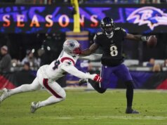 Ravens QB Lamar Jackson (costas) sai no início da derrota para os Patriots
