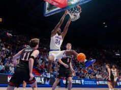 O número 17 do Kansas usa profundidade para cruzar para uma vitória fácil sobre Davidson