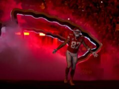 Chiefs TE Travis Kelce faz reverência (ultimate?) em Arrowhead