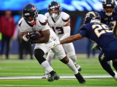 Texans conquistam vaga nos playoffs ao derrotar Chargers pela 8ª vitória consecutiva