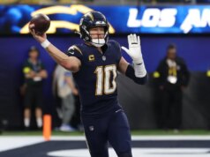 Justin Herbert sentará, Trey Lance começará no Chargers na semana 18