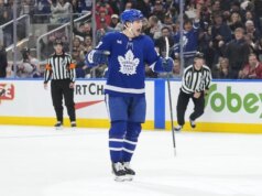 Matthew Knies salta Maple Leafs sobre senadores