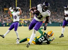Derrick Henry corre para 4 TDs e 216 jardas enquanto Ravens derrota Packers