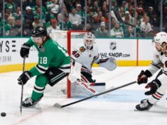 Blackhawks marcam 2 gols nos pênaltis para derrotar Stars