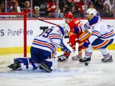 As chamas continuam rolando no gelo doméstico, derrubando os rivais Oilers