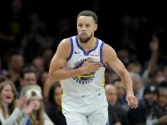 Stephen Curry volta para casa enquanto Warriors enfrentam Hornets