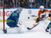 Flyers ultrapassam Canucks pela 14ª vitória de retorno