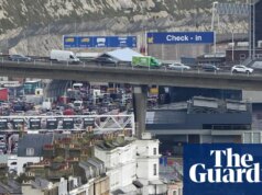 Atrasos na balsa de Dover atingem viajantes de Natal após falha de TI na fronteira francesa