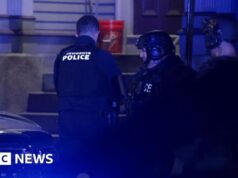 ‘Pessoa de interesse’ detida por tiroteio na Universidade Brown, diz polícia