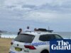 Homem morto e adolescente temido desaparecer após barco virar na praia do norte de Sydney