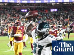 Os Eagles ultrapassam os Commanders para conquistar a NFC East quando três são expulsos após confusão no remaining do jogo