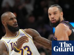 Brooks, do Suns, foi expulso ao enfrentar LeBron James novamente na vitória do Lakers no último suspiro