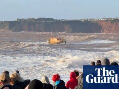 Dois homens temem ter desaparecido no mar perto da praia de Devon no dia de Natal
