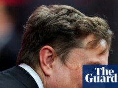 X de Elon Musk vence apelo para suspender o bloqueio aos australianos que viram Charlie Kirk filmando