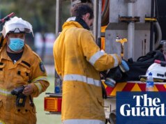 Casas ameaçadas enquanto os incêndios florestais assolam o sudeste de Perth e as tempestades atingem Queensland e o Território do Norte