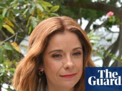 Homem de Sydney acusado de ameaçar matar a ministra das Comunicações, Anika Wells, e sua família