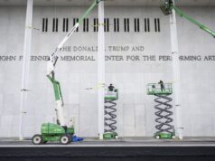 Trump renomeia Kennedy Middle com seu próprio nome enquanto conselho apoia mudança