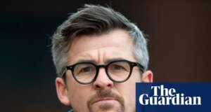 Joey Barton recebe pena de prisão suspensa por postagens ofensivas nas redes sociais