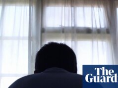 Pessoas vulneráveis ainda vivem em habitações inseguras na Inglaterra, dois anos após a aprovação da lei