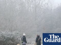 Os foliões do Ano Novo disseram para se aquecer com a neve esperada em todo o Reino Unido