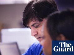 Médicos estrangeiros evitam o NHS por causa da retórica anti-imigrante, diz médico renomado