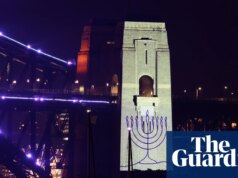 A véspera de Ano Novo em Sydney atinge um tom sombrio enquanto fogos de artifício seguem um minuto de silêncio para Bondi