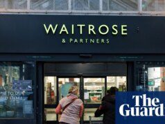 Waitrose pede aos clientes que não bebam água Deeside sobre cacos de vidro.