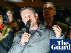 ‘Culto de Natal’ de Tommy Robinson em Londres atrai cerca de 1.000 pessoas