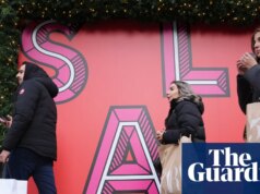 Os compradores evitam as ruas principais do Reino Unido, apesar da atração das vendas do Boxing Day