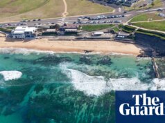 Homem acusado de exibir símbolo de ódio nazista após exibir tatuagens na praia de NSW