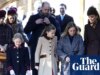 As princesas Eugenie e Beatrice juntam-se à família actual para o serviço religioso do dia de Natal