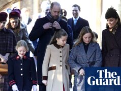 As princesas Eugenie e Beatrice juntam-se à família actual para o serviço religioso do dia de Natal