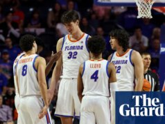 Olivier Rioux, 2,10 m, marca os primeiros pontos com o time de basquete da Flórida em uma enterrada