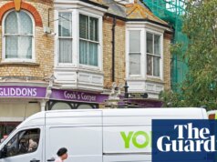 O ex-proprietário do Yodel provavelmente falsificou a assinatura da mãe em uma oferta pública de aquisição, resolve o juiz