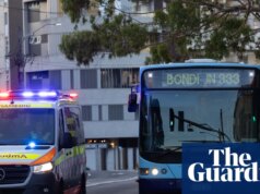 Tiroteio em massa na praia de Bondi: a polícia de NSW aconselha as pessoas a ‘se abrigarem’ com dois sob custódia