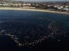 Um mergulho pela união na praia de Bondi, cenário do dia mais sombrio de Sydney. Mas em terra as tensões aumentam