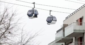 Os teleféricos são cada vez mais usados para ligar subúrbios isolados, em vez de atravessar terrenos montanhosos.