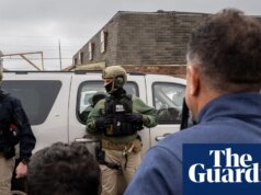 Repressão à imigração nos EUA força adolescentes a cuidarem depois que os pais são detidos