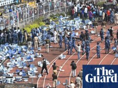 A turnê de Lionel Messi pela Índia começa um caos, enquanto torcedores furiosos jogam assentos no estádio