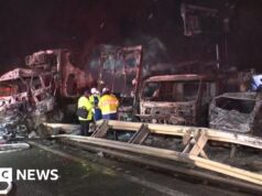 Dois mortos em 50 veículos se amontoam em rodovia no Japão