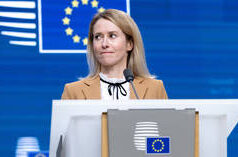 Orban zomba de Kallas com comparação com Hitler