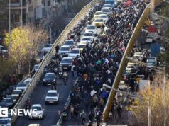Protestos espalham-se pelo Irão pelo terceiro dia após moeda atingir mínimo histórico