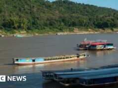 Gritos por ajuda e pânico enquanto turistas são resgatados do desastre deadly da balsa no Laos